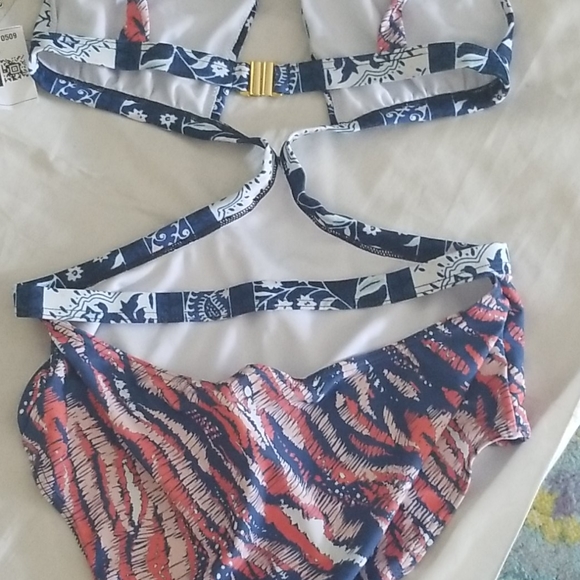 Peekaboo swimming suit - Picture 3 of 8